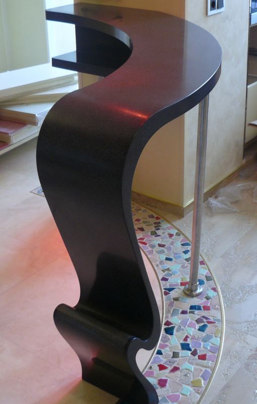 Барная стойка из искусственного камня дизайнерская с волнистыми линиями из материала CORIAN NIGHT SKY