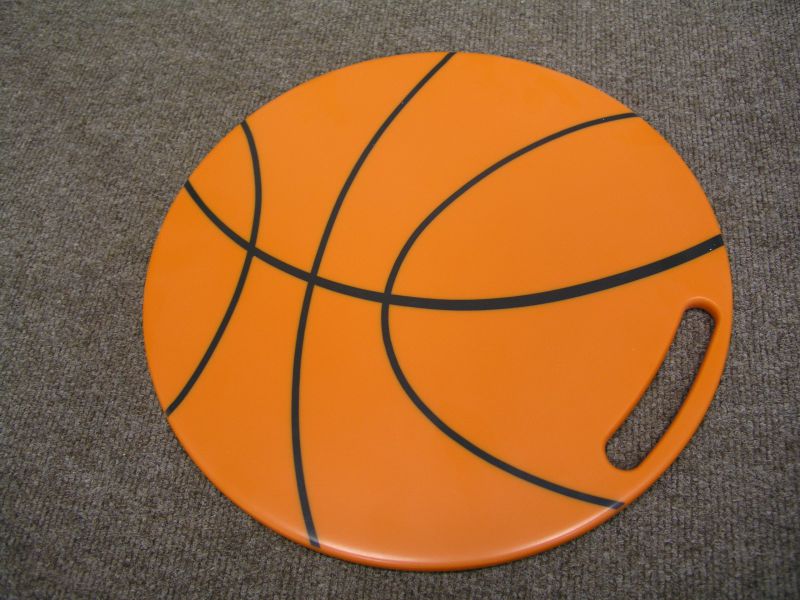 Разделочная доска из искусственного камня в форме баскетбольного мяча в подарок известной баскетболистке